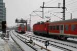 Der S-Bahn-Ersatzverkehr macht in Berlin auch solche Begegnungen mglich: 423 450-6 und eine 143er mit n-Wagen treffen sich an der Station Jannowitzbrcke.