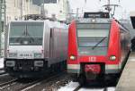 Gleichzeitig mit der EFW Ludmilla kam leider dieser Bombadier Lokzug, der auch aus 185 678-0 von Railpool bestand, aufgenommen mit dem 423 751-7 auf der S11 am 15.02.2010 in Dsseldorf Vlkinger Strae