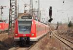 423 821-8 der S-Bahn Mnchen fhrt am 20.03.10 bei strahlendem Sonnenschein als S2 nach Petershausen in den Bahnhof Berg am Laim ein.