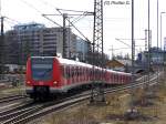 423 155/655 kommt zusammen mit 423 109/609 als S7 von Wolfratshausen aus dem Tunnel der Stammstrecke heraus  geschossen .