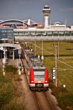 423 166 als S8 nach Herrsching, am 05.09.2010 kurz nach der Station Besucherpark.
