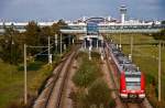 423 576 als S8 zum Flughafen Mnchen, am 05.09.2010 kurz vorm Besucherpark.