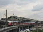 Die Garnitur von BR423/433 als ein Zug der Linie S12 erreicht Kln Hbf am 23.07.2010