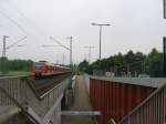 Einfahrt einer BR 423 doppel Ganitur als S11 Richtung Bergisch-Gladbach in den Haltepunkt Kln-Holweide am 12. Juni 2010.