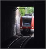 Nicht einsteigen -     Ein S-Bahntriebzug der Baureihe 423 unterfährt die Gleise der Bahnstrecke aus/nach Waiblingen kurz vor dem Bahnhof Stuttgart Bad Cannstatt.
