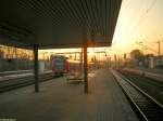 Am 16.01.2006 fhrt die S4 nach Kronberg bei bereits tief  stehender Sonne mit 423 387 und 423 374 in den Bahnhof  Frankfurt am Main-Sd ein, auf den Bahnsteigen liegen  noch vereinzelte