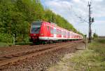 Hier kurz vorm Bahnbergang Hackenbroicher Strae sehen wir den Triebwagenzug aus 423 052-0 und 423 051-7 der auf der Linie S 11 nach Dsseldorf Flughafen unterwegs ist. 17 April 2011.