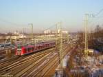 Ein Kurzzug der S1 nach Wiesbaden verlie am 29.01.2006 mit 423 395 den Bahnhof Frankfurt am Main-Farbwerke, an dem am Wochenende kaum Fahrgste aus- oder einsteigen. Dem Bahnhofsnamen ist zu entnehmen, da er in erster Linie fr die Werkttigen des Stammwerkes der ehemaligen Farbwerke Hoechst eingerichtet wurde, dessen Tor Nord dem Bahnhof genau gegenberliegt.