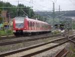 423 202 und 423 123 der S-Bahn Mnchen durchfahren am 21. Juni 2011 den Kronacher Bahnhof ber Gleis 3.