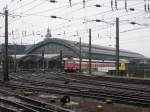 Der Klner Hauptbahnhof mit einfahrender 423er-Doppelgarnitur als S-Bahn am 28.2.06
