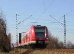 Zwischen den Stationen Weikirchen/Steinbach und Frankfurt am Main-Rdelheim liegt bis zur Stadtgrenze Frankfurts eine kilometerlange gerade Strecke, auf der die S-Bahnen die Hchstgeschwindigkeit ausfahren knnen. Am 23.03.2006 scho die S5 in Fahrtrichtung Frankfurt Sd mit 423 877 durch das Feld bei Frankfurt-Praunheim.