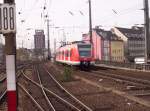 Ein S-bahntriebzug 423 bei der Einfahrt bei Sonne in Kln Hbf.