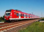 An der Spitze des S11 Zuges nach Dsseldorf Flughafen ist der 423 748-3 am Samstag den 26.5.2012 auf der K33 Brcke bei Allerheiligen zu sehen.