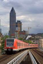 Der 423 432 am 09.07.2012 vor den Frankfurter Hochhusern in Frankfurt West.