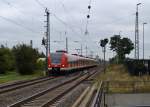 Bei der Anfahrt an den Bahnsteig in Richtung Neuss ist hier ein S11 Zug in Nievenheim am Freitag den 14.September 2012. Gefhrt wird der Zug von 423 552-9...