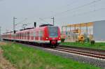 Der 423 749 fhrt hier mit grender  Besatzung  bei Allerheiligen gen Berisch Gladbach auf der S11 am Sonntag den 21.4.2013
Im Hintergrund nimmt die neue Halle, die dort von einer Mnsterlnder Firma gebaut, wird langsam Form an.