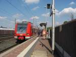 423 041/541 fhrt am 23.8.13 mit einem 2. unbekannten Zug der gleichen Baureihe als S12 Rochtung Dren in Sindorf ein.