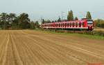 Bei Neuss-Norf ist eine 423-Doppeltraktion am 19.10.2013 auf der S 11 in Richtung Bergisch-Gladbach unterwegs