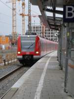 423 626-1 der S-Bahn München fährt hier am 04.01.2013 als S3 nach Mammendorf am S-Bahnhof Donnersbergerbrücke ein.
