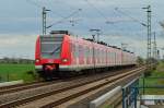 An der K 33 Brücke bei Allerheiligen kommt ein S11 Zug gen Düsseldorf am Fotografen vorbei der vom 423 043 geführt wird.