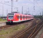 Eine Doppelraktion 423 als S11 bei der Einfahrt von Neuss Hbf im Sommer 2005