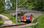 Nachschuss auf 423 126-2 als S2, die gerade unter der neuen  Wallfahrerbrücke am Petersberg in Erdweg hindurch in Richtung Altomünster fährt. Am 17.05.2015, Standort Bischof-Neuhäusler-Str. zwischen Erdweg und Eisenhofen. 