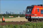 Bahnübergangsstörung bei Eschborn. Anscheinend ist die Sörung hier der Regelfall und alle haben gelernt: Niemand hält sich mehr an Regeln, Fußgänger, Radfahrer, Autofahrer, Lokführer, DB-Netz. Hier wie an anderen Stellen wäre es eben dringend geboten, die Technik in Schuss zu halten, sonst muss man sich nicht mehr wundern, dass sich niemand mehr um irgendwelche Regeln schert, früher oder später auch beim Regelbetrieb. Der Schwarze Peter liegt sicherlich beim ganz offensichtlich unfähigen Betreiber solcher Bahnübergänge. Juli 2015.