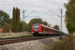 423 567-7 der S-Bahn München wurde am 03.10.15 in Poing fotografiert, als sie am frühen Nachmittag als S2 von Erding nach Petershausen unterwegs war.