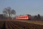 Morgennebel lag noch über den Felder zwischen Heimstetten und Grub, als 423 066-0 als S2 nach Erding unterwegs war.