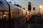 Die Sonne am frühen Abend des 26.01.16 spiegelte sich an einem Bürogebäude, als am Bahnsteig 5 des Münchner Ostbahnhofes die Ausfahrt einer S-Bahn nach Ebersberg fotografiert