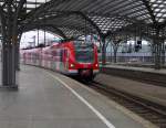 D´r Zoch kütt - 423 695-6 fährt zur Karnevalszeit mit entsprechnder Beklebung. Hier fährt er als S13 (Troisdorf - Düren) in Köln Hbf auf Gleis 8 ein. Aufgrund von Bauarbeiten an der S-Bahnstrecke in der Innenstadt halten die S-Bahnen in Köln Hbf und in Deutz auf den Gleisen des Regional- und Fernverkehrs, mit Ausnahme der S6. (05.03.2016)