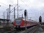 423 433 fhrt gerade als S1 nach Frankfurt-Hchst aus dem Frankfurter Hbf aus.