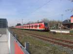 Eine Doppeltraktion 423er steht am 06.04.07 als S12 von Hennef(Sieg) nach Sindorf im Bahnhof Hennef(Sieg) auf Gleis 3