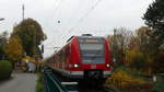 Eine S4 nach Kronberg verlässt den Halt Niederhöchstadt.