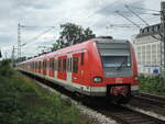 423 197-3 fährt am 10.06.2022 um 13:52 Uhr als S12 nach Hennef (Sieg) in Siegburg/Bonn ein.
