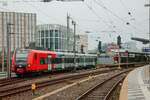 DB 424 025-5 als S19 nach Düren bei der Ausfahrt in Köln Hbf, Dezember 2025.