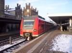 424 022 steht als S1 Abfahrbereit nach Hannover im Minden(Westf)ner Bahnhof 30.12.2005