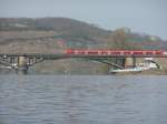 Eine RB berquert auf dem Weg von Trier nach Koblenz Hbf die Glser Brcke zwischen Koblenz-Gls und Koblenz-Moselwei.