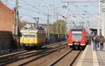 Wettrennen zwischen 701 167-9 und dem weiterfahrenden 424 518-9 als S2 nach Nienburg. Aufgenommen am 17.04.2012 in Hannover Linden/Fischerhof.