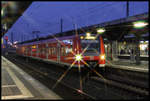 HBF Paderborn zur blauen Stunde am 19.12.2016: Um 7.59 Uhr steht der ET 424032 der DB als S 5 zum Flughafen Hannover bereit.