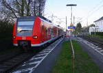 Die Rhein Niers Bahn (RB33) kommt aus Duisburg-Hbf nach Aachen-Hbf und kommt aus Richtung Mönchengladbach-Hbf,Rheydt-Hbf,Wickrath,Beckrath und hält in Herrath und fährt dann weiter in Richtung Erkelenz,Baal,Hückelhoven-Baal,Brachelen,Lindern,Süggerrath,Geilenkirchen,Frelenberg,Zweibrüggen,Übach-Palenberg,Rimburg,Finkenrath,Hofstadt,Herzogenrath, Kohlscheid,Richterich,Laurensberg,Aachen-West,Aachen-Schanz,Aachen-Hbf. Aufgenommen vom Bahnsteig 1 in Herrath. 
Bei Sonne und Wolken am Abend vom 2.4.2017.