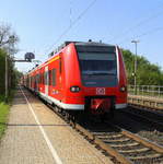 Die Rhein Niers Bahn (RB33) aus Aachen-Hbf-Heinsberg-Rheinand-Duisburg-Hbf kommt aus Richtung Aachen-West,Laurensberg,Richterich, und hält in Kohlscheid und fährt in Richtung Herzogenrath,Mönchengladbach. 
Aufgenommen von Bahnsteig 1 in Kohlscheid.
 Bei schönem Frühlingswetter am Vormittag vom 24.4.2017.