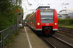 Die Rhein Niers Bahn (RB33) kommt die Kohlscheider-Rampe hoch aus Duisburg-Hbf/Heinsberg-Rheinland) nach Aachen-Hbf und hält in Kohlscheid und fährt in Richtung Richterich,Laurensberg,Aachen-West,Aachen-Schanz,Aachen-Hbf. 
Aufgenommen von Bahnsteig 2 in Kohlscheid. 
Bei Wolken am Morgen vom 2.5.2017.