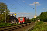 425 098-1 führt einen RE8 nach Mönchengladbach am 9.5.2017 in Jüchen am BÜ Kölner Straße in Jüchen.