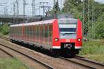 425 225 erreicht am 07.06.2017 mit einer weiteren 425er den Bahnhof Graben-Neudorf als S33 nach Bruchsal.