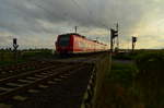 Abendstimmung am Bü Am Chur/in der Schley als eine RB 33 nach Duisburg aus Herrath kommend gen Wickrath gefahren kommt. 8.8.2017