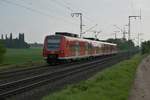 425 077-5 kommt als RB33 nach Duisburg bei Wickrath vor mein Objektiv gefahren.