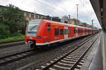 425 272-2  Sehnde  erreicht am 5.8.2017 als S5 von Paderborn Hauptbahnhof nach Hannover Flughafen den Hannoverschen Hauptbahnhof.