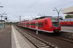 Am 25.10.2017 erreicht 425 201 den Hauptbahnhof Heidelberg und wird die bereits am Bahnsteig wartende S3 nach Karlsruhe verstärken.