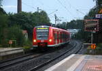 Die Rhein Niers Bahn RB33 aus Aachen-Hbf nach Duisburg-Hbf und kommt aus Richtung Aachen-Hbf,Aachen-Schanz,Aachen-West,Laurensberg,Richterich,Kohlscheid,Herzogenrath,Palenberg,Zweibrüggen,Frelenberg,Geilenkirchen,Süggerrath,Lindern,Brachelen,Hückelhoven-Baal,Baal und hält in Erkelenz und fährt dann weiter in Richtung Herrath,Beckrath,Wickrath,Rheydt-Hbf,Mönchengladbach-Hbf. Aufgenommen vom Bahnsteig 1 in Erkelenz.
In der Abendstimmung am Abend vom 18.9.2017.